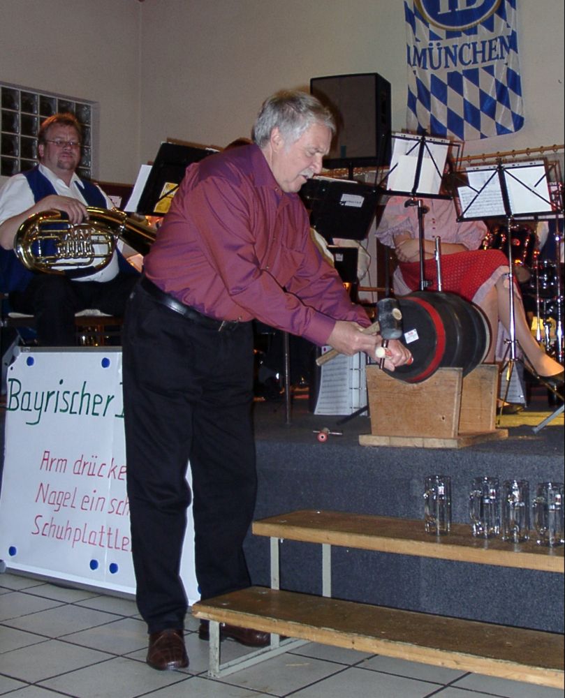 02 Der Buergermeister schlaegt das Fass an
