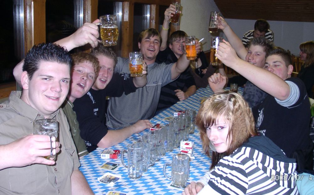 11 Auch bei der Jugend fliesst das Bier reichlich