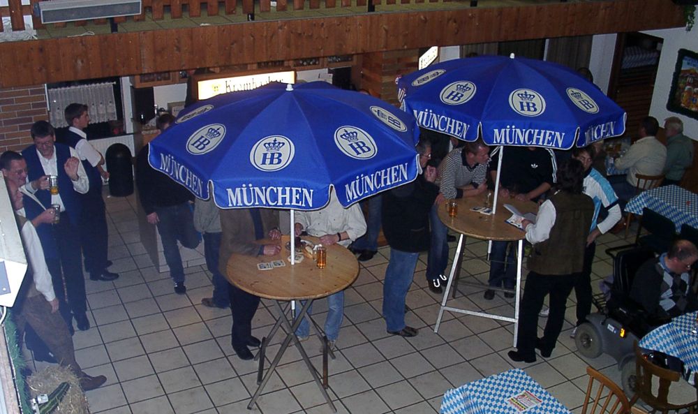 12 Die Stehtischen waren die ganze Nacht gut besetzt