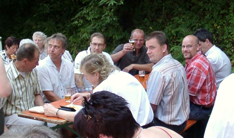 17 Gemuetiches sitzen vor dem Haus 3