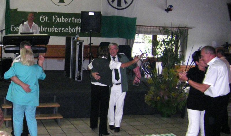 21 Am Nachmittag wurde das Tanzbein geschwungen