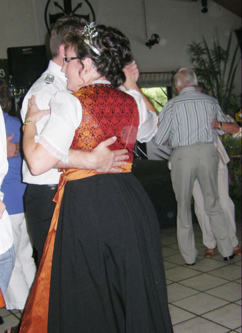 24 Am Nachmittag wurde das Tanzbein geschwungen