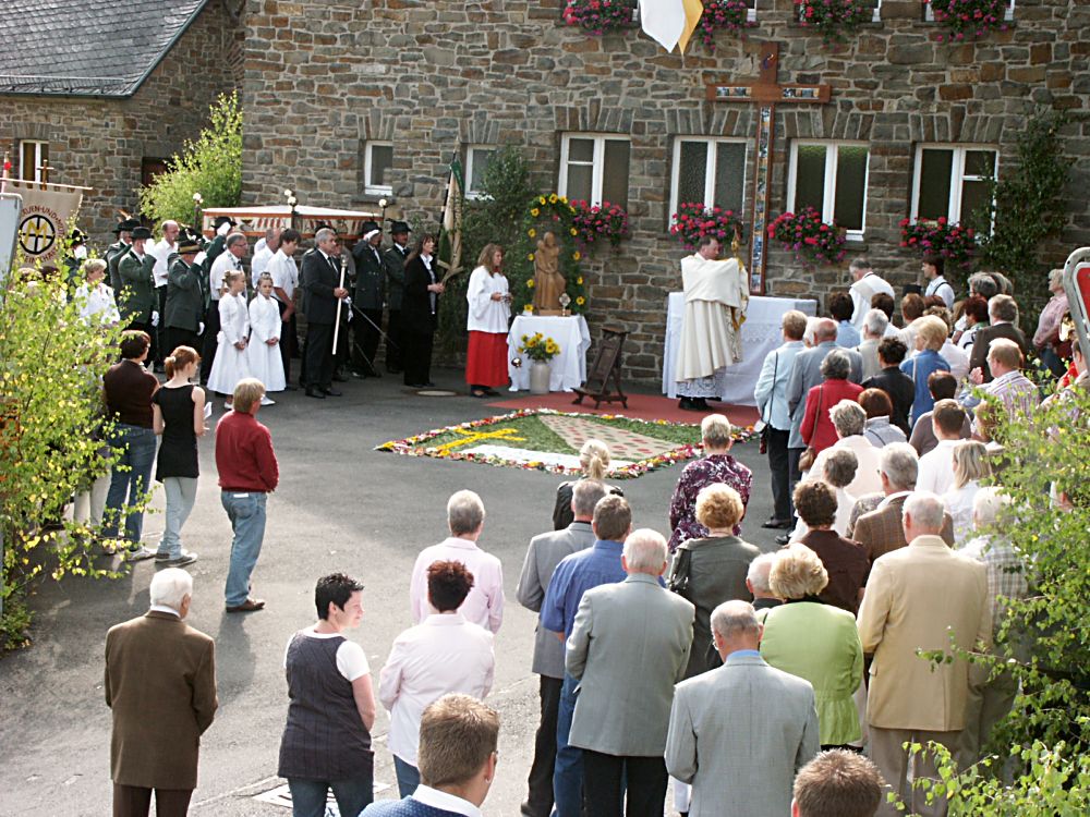 04 Blumenteppich vor der Kirche