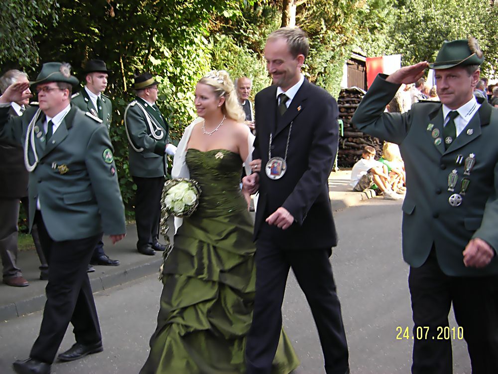 28 Vorbeimarsch der Gastvereine