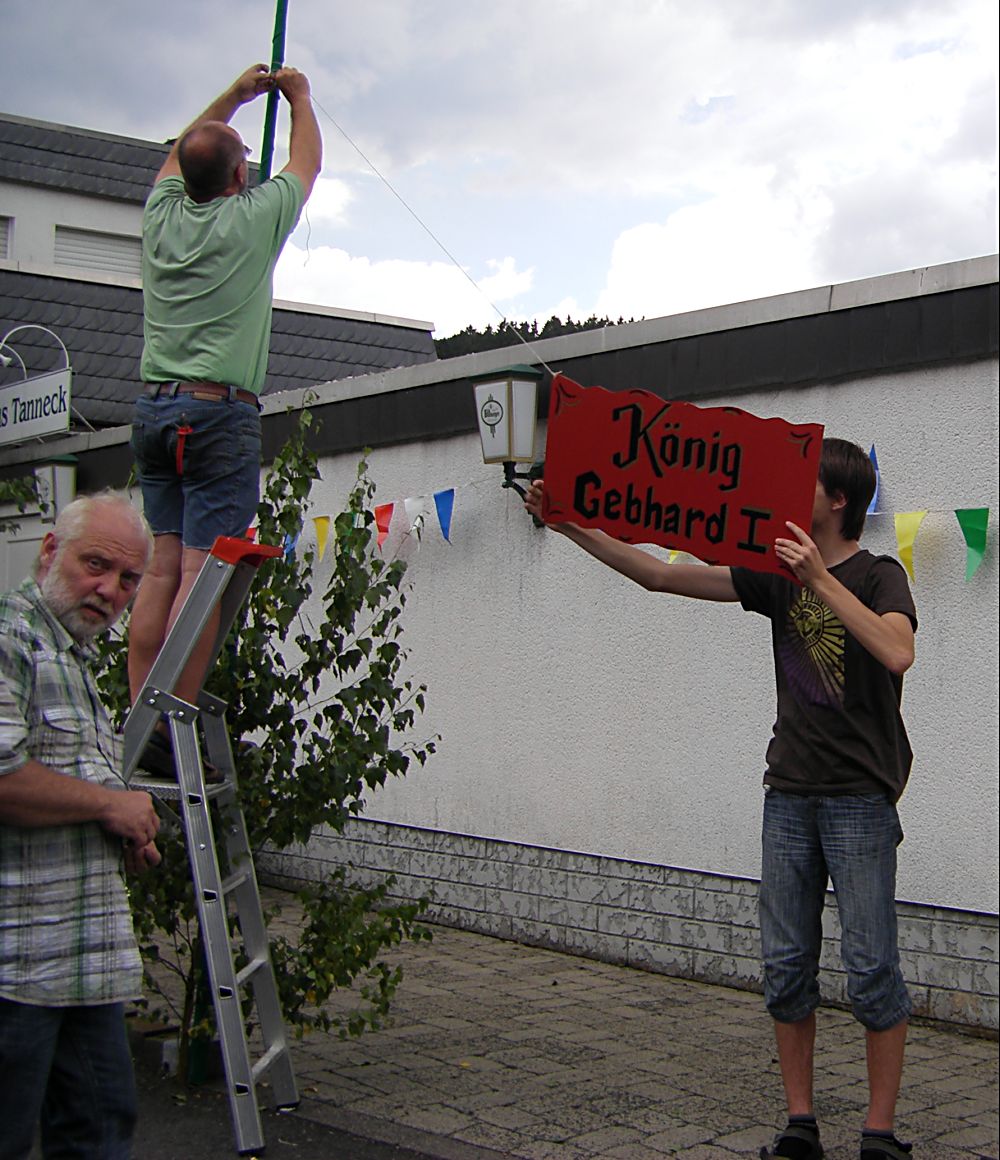 04 Der Hof schmueckt die Koenigsresidenz