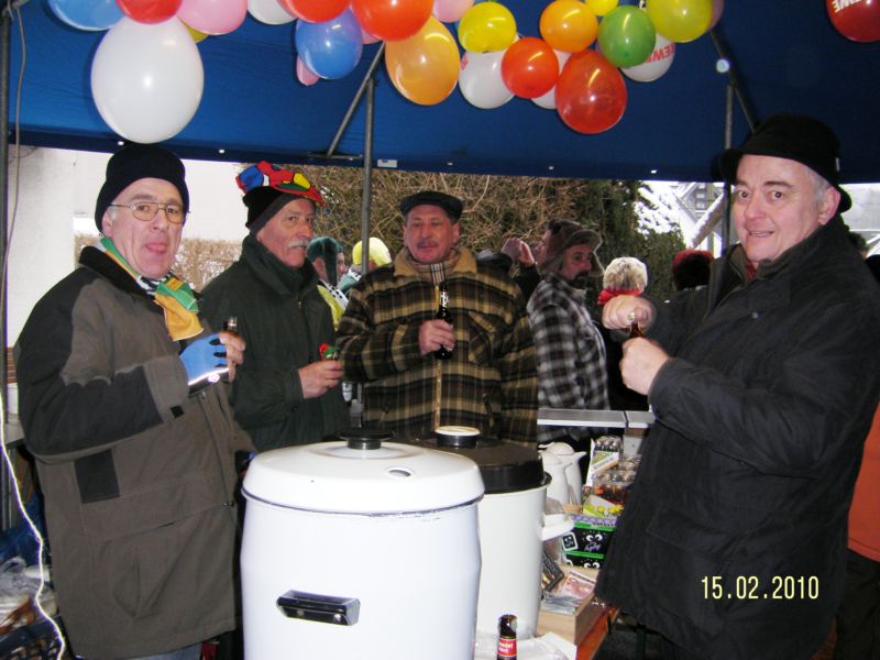 04 Die Helfer im Pavillion