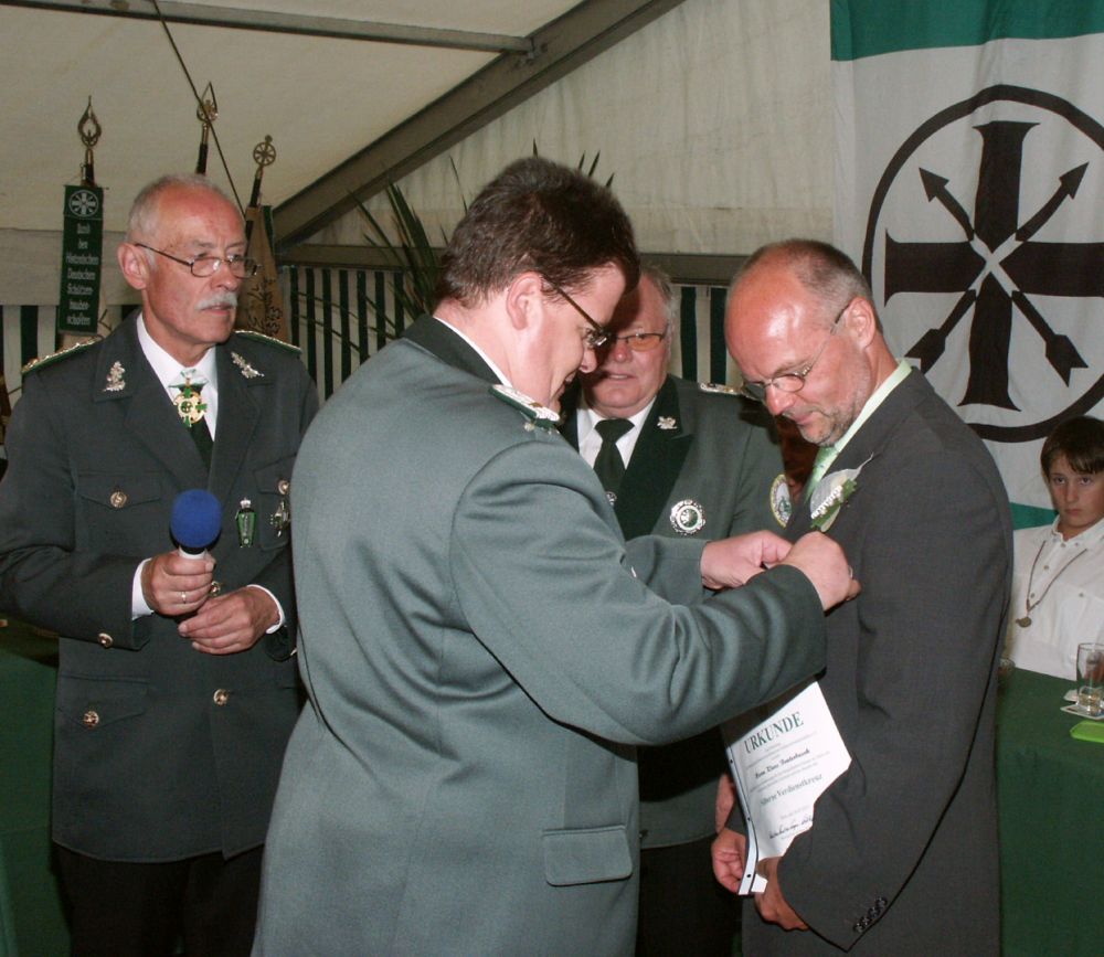 06 Klaus Benterbusch erhaelt die silberne Ehrenmedallie