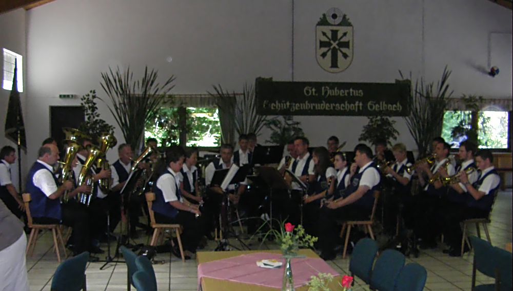 09 Der Musikverein Brunken begleitet das Vogelschiessen
