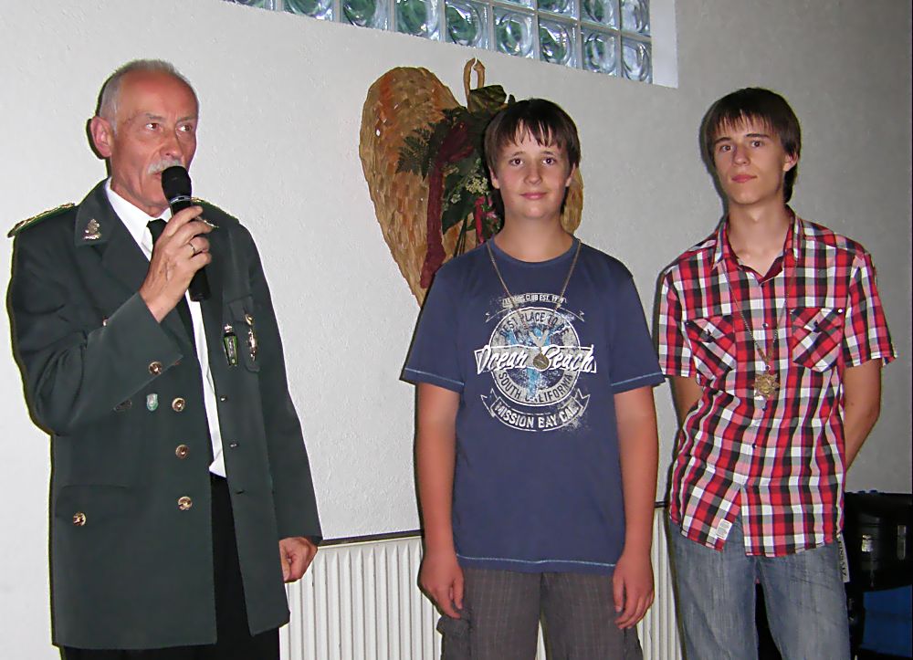 19 Die neue Jugendmajestaeten Kai und Dennis Benterbusch