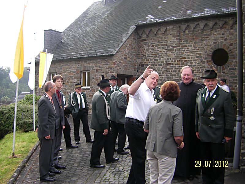 02 Antreten vor der Kirche
