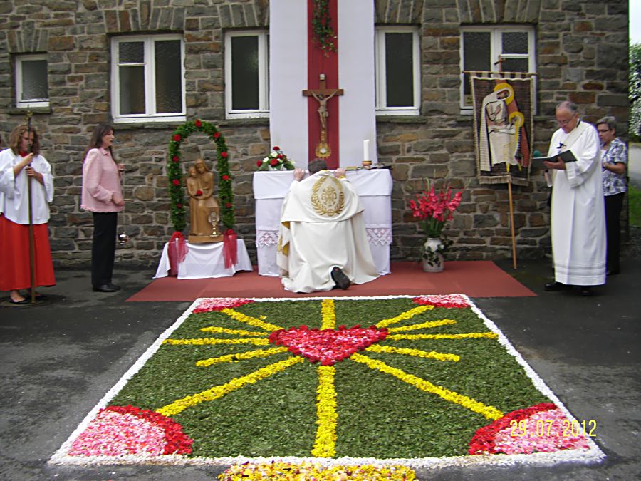 10 Blumenteppich vor der Kirche