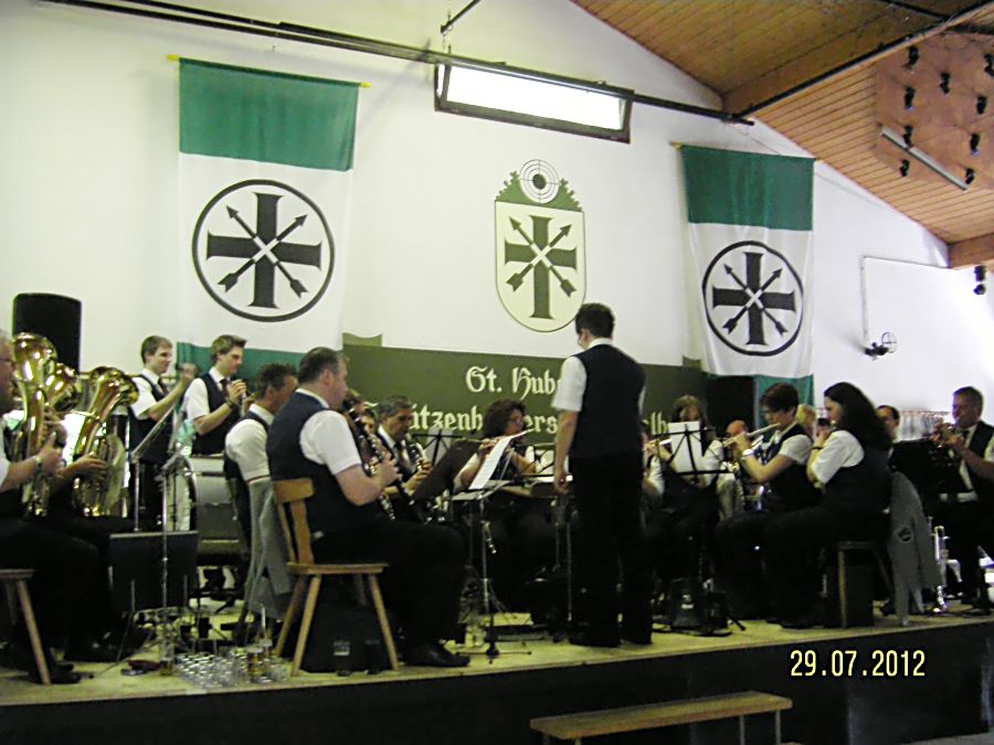 16 Die Brunkener Musik spielt zum zuenftigen Fruehschoppen auf