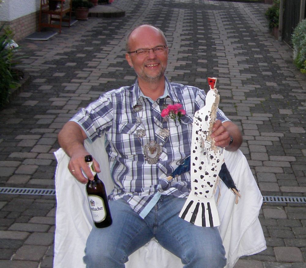 22 Der Koenig mit dem erledigten Vogel