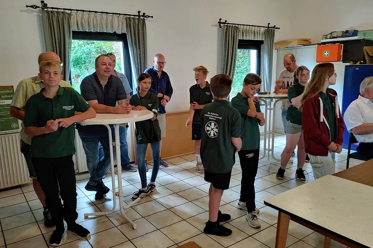 Jugendliche beim gemeinsamen Vogelschießen im Schützenhaus